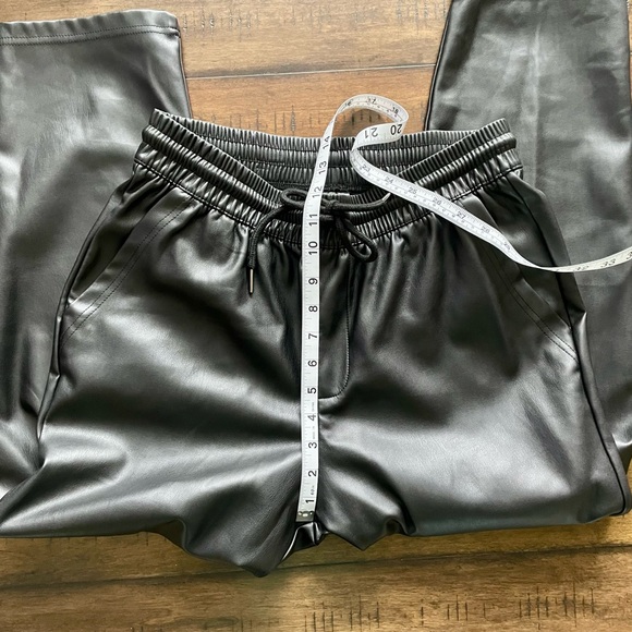 Faux Leather Cropped Pants Size L - Picture 6 of 8